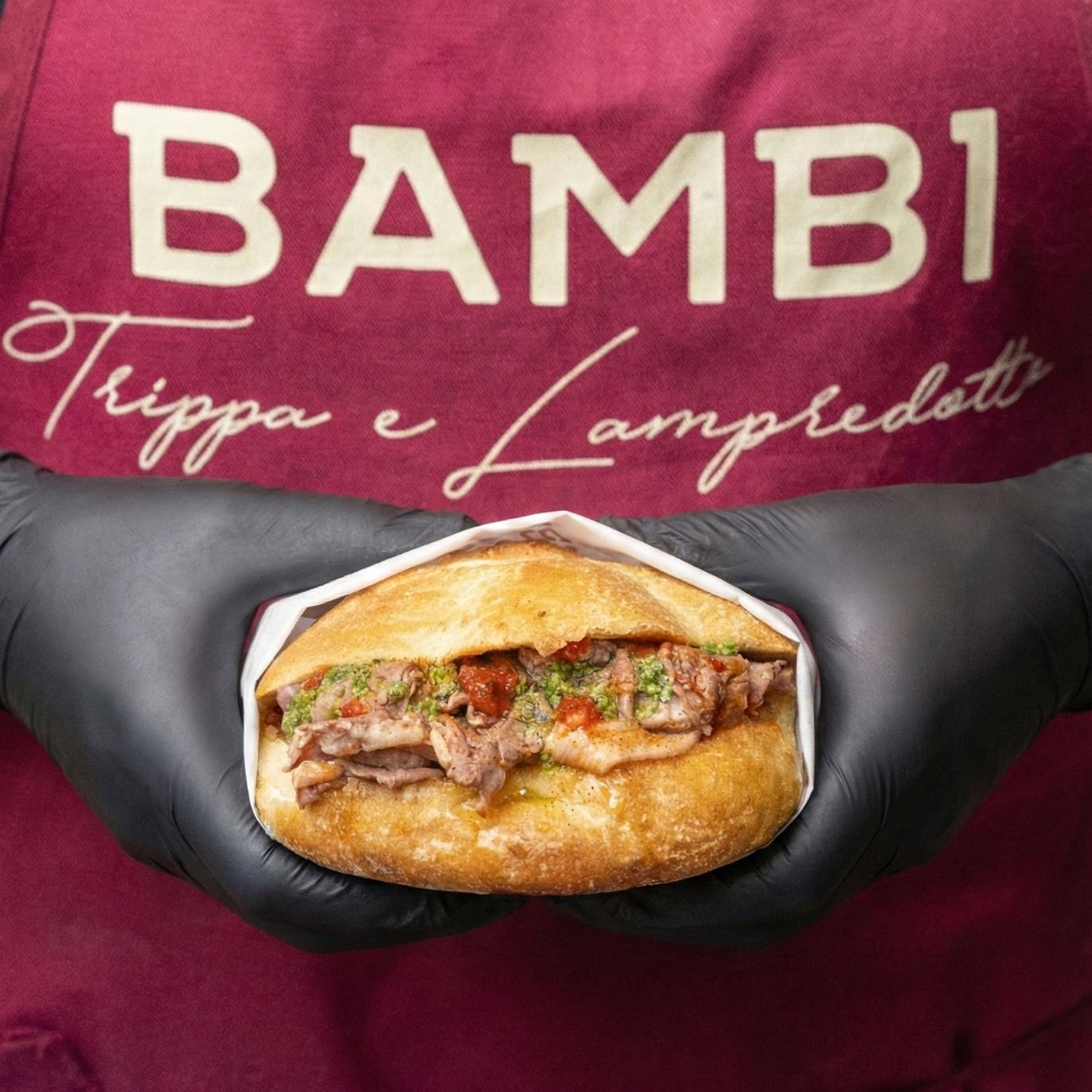 Panino al lampredotto di Bambi Trippa e Lampredotto, tradizionale street food fiorentino dal 1890. Lampredotto bollito condito con sale, pepe, salsa verde e salsa piccante, servito all'interno di un panino rosetta.