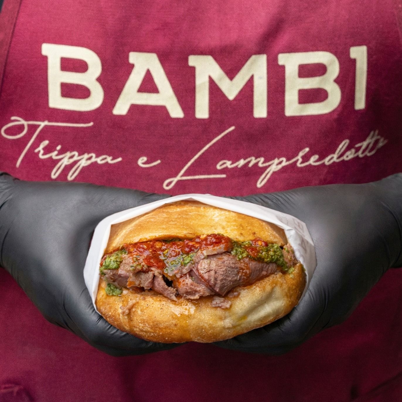 Panino con la lingua bovina bollita, servito con salsa verde e piccante da Bambi Trippa e Lampredotto a Firenze.