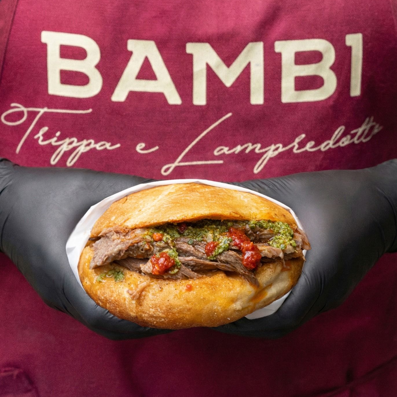 Panino con bollito fiorentino di Bambi, panino di carne lessa della tradizione servito con salsa verde e salsa piccante.